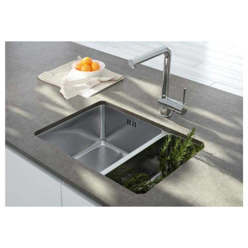 Sudopera postavljena ispod radne ploče – moderna podgradna instalacija